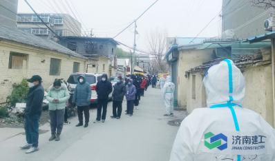 逆行出征 勇挑沉担 赤峰J9九游会游戏集团战“疫”服务队下沉社区一线助力疫情防控